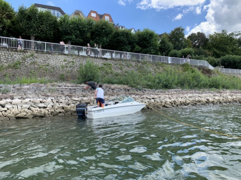Sportboot am Rheinufer gestrandet
